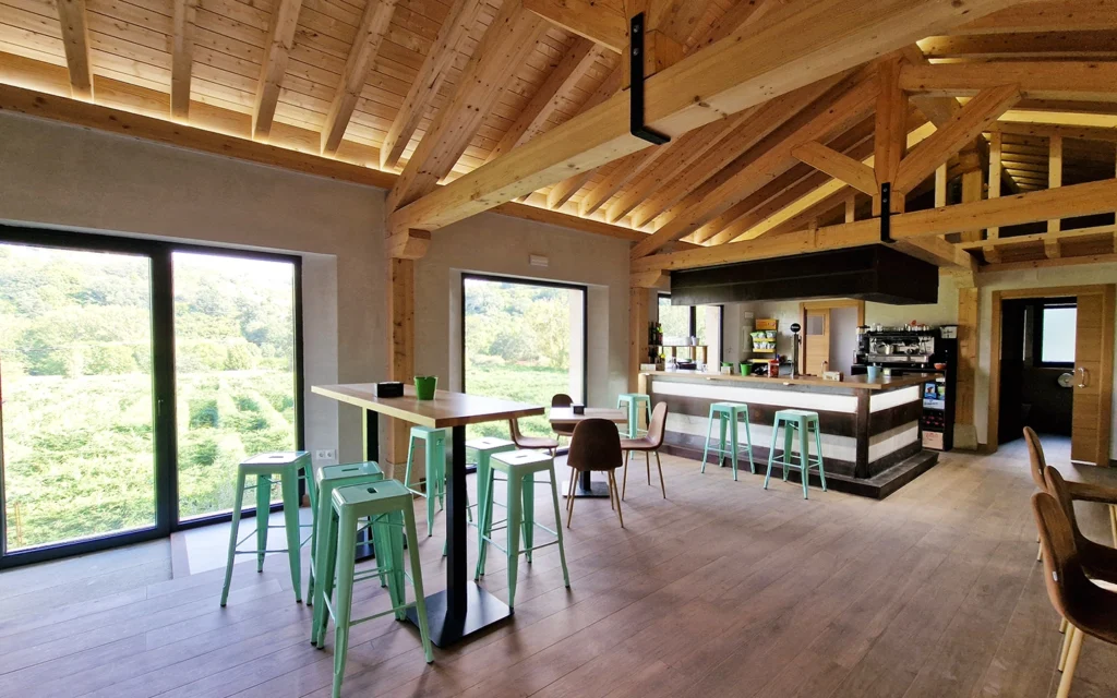 interior cafetería con ventanales con vistas al laberinto de tilde